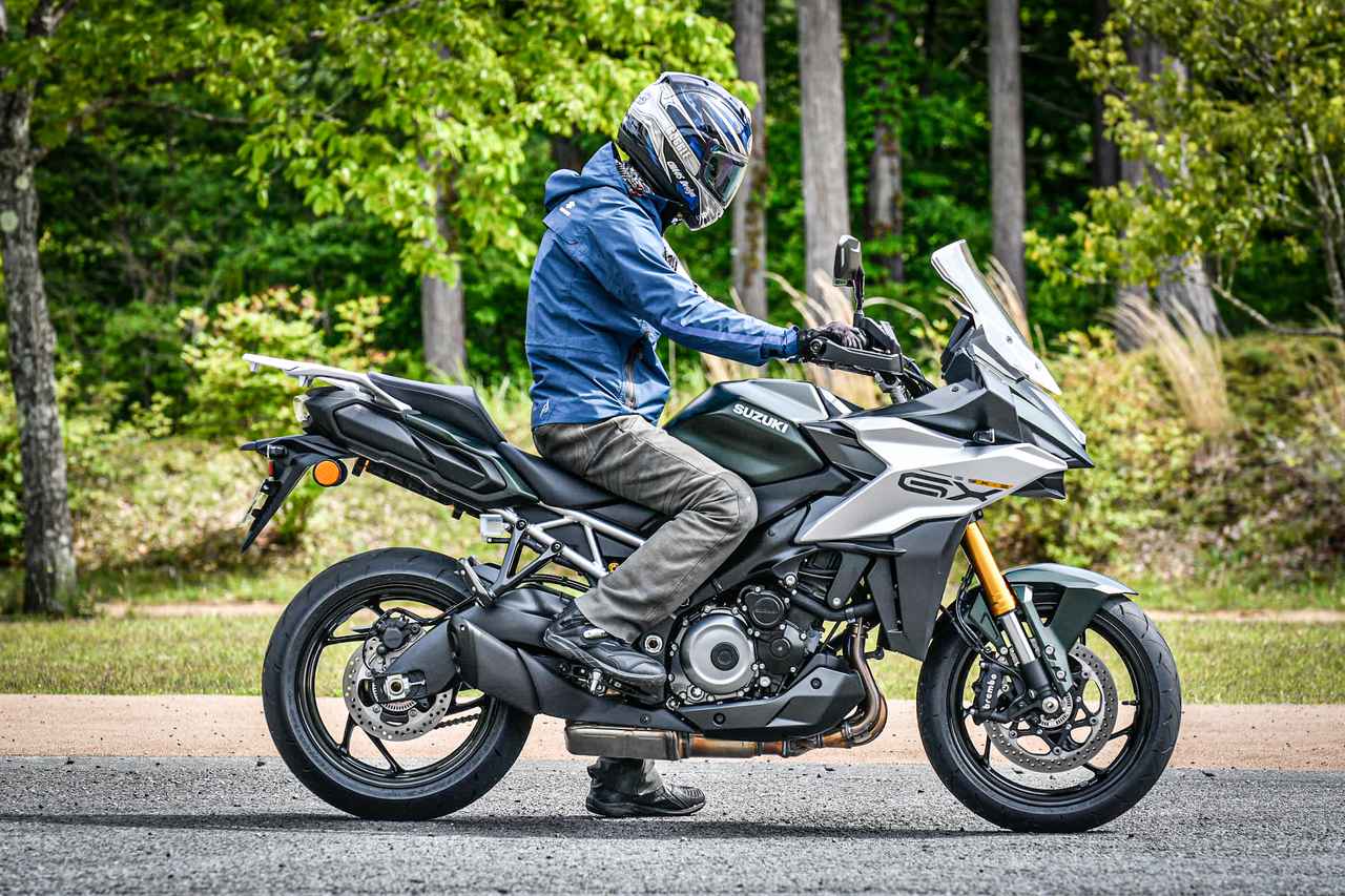 スズキ『GSX-S1000GX』ってどんなバイク？ 燃費や足つき性、スペックの