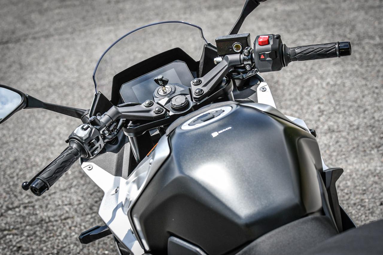 画像3: スズキ『GSX-8R』の装備/ディテール解説