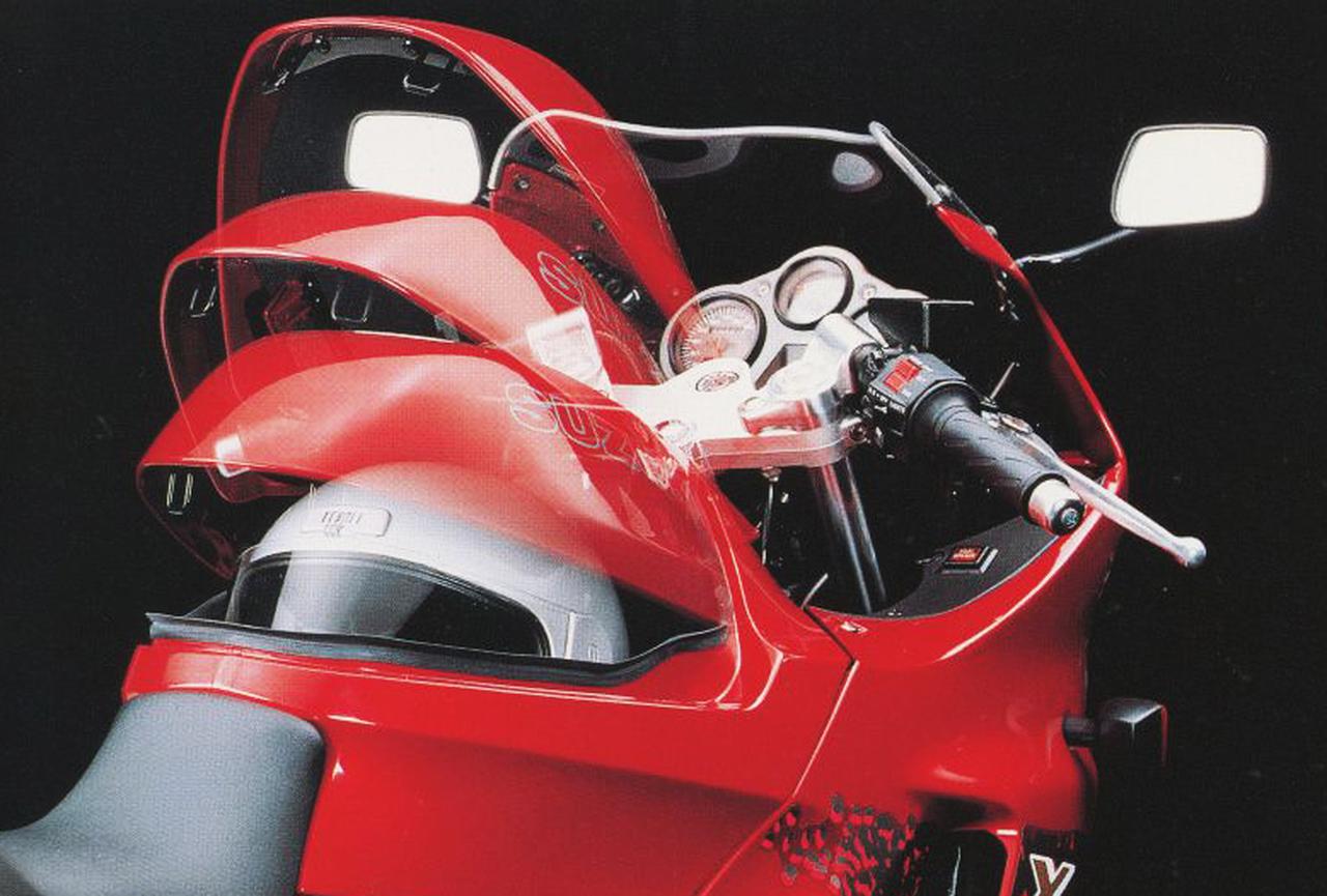 画像1: ヘルメットインが衝撃だった『アクロス』実はハイパワー250ccツアラーという一面も持っていた⁉【スズキのバイク今昔辞典／ACROSS（1990年）】