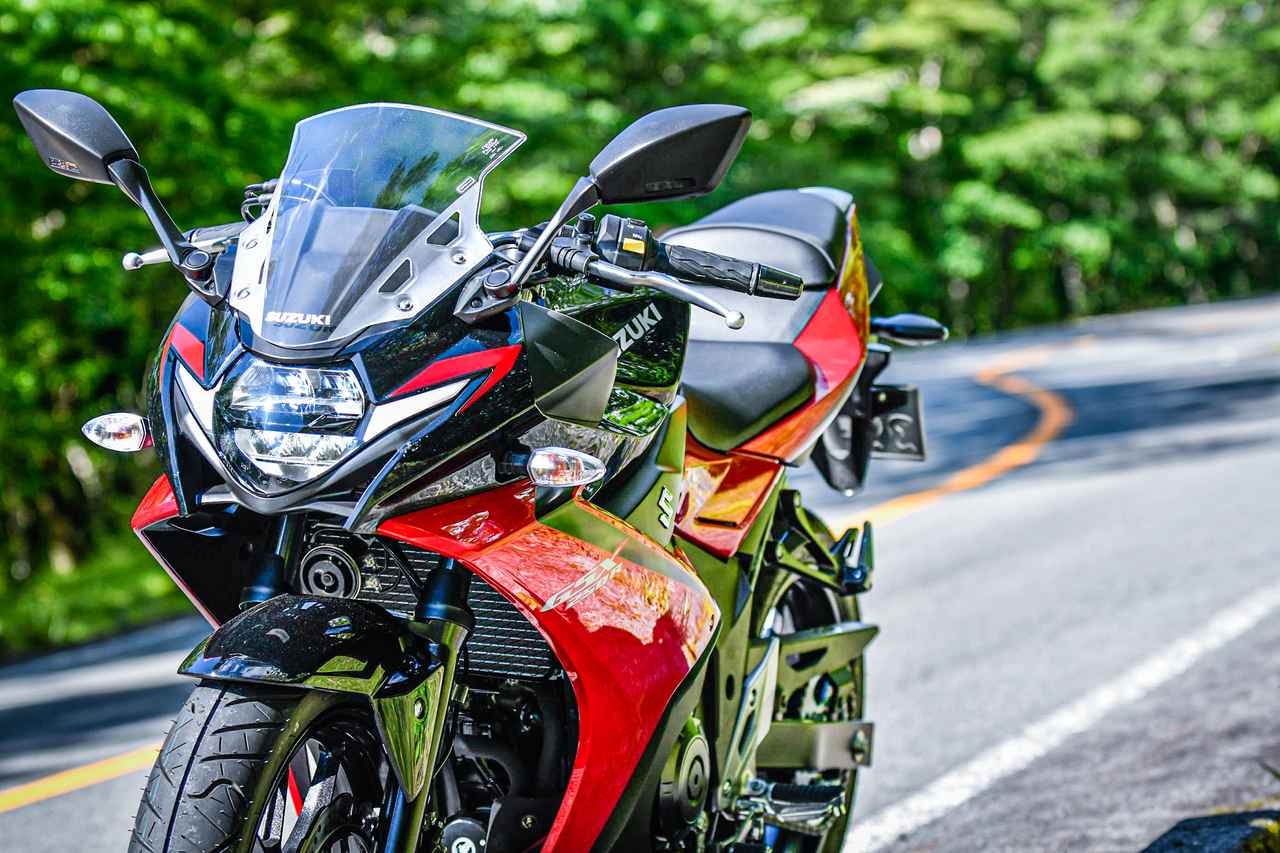 画像: GSX250Rは2024モデルでヘッドライトがLED化された