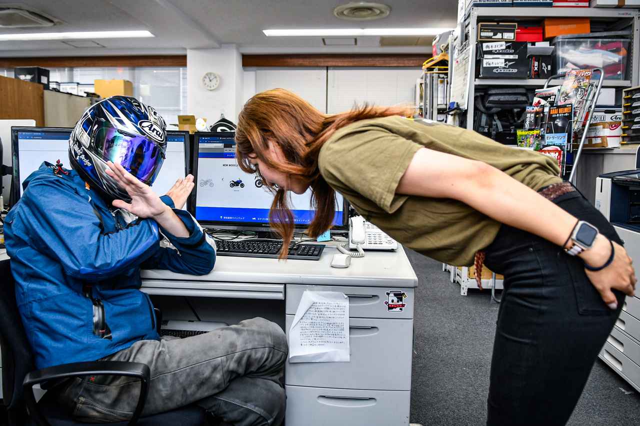 画像: 「北岡さん、GSX-S1000に乗らせてください!」(大冨) 「うむ、キミにはまだ早い!」(北岡)