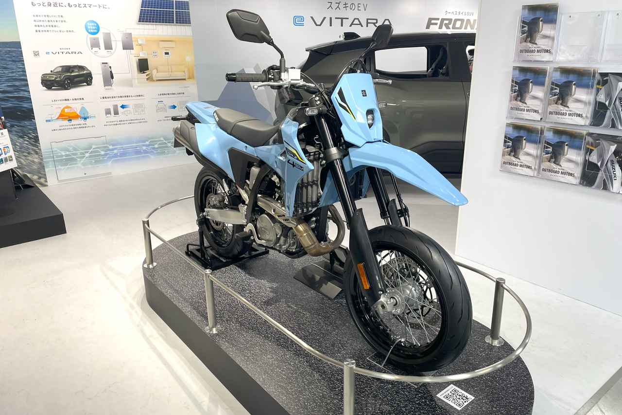 画像2: 新型400ccバイク『DR-Z4SM』がJR浜松駅・新幹線改札内に出現!