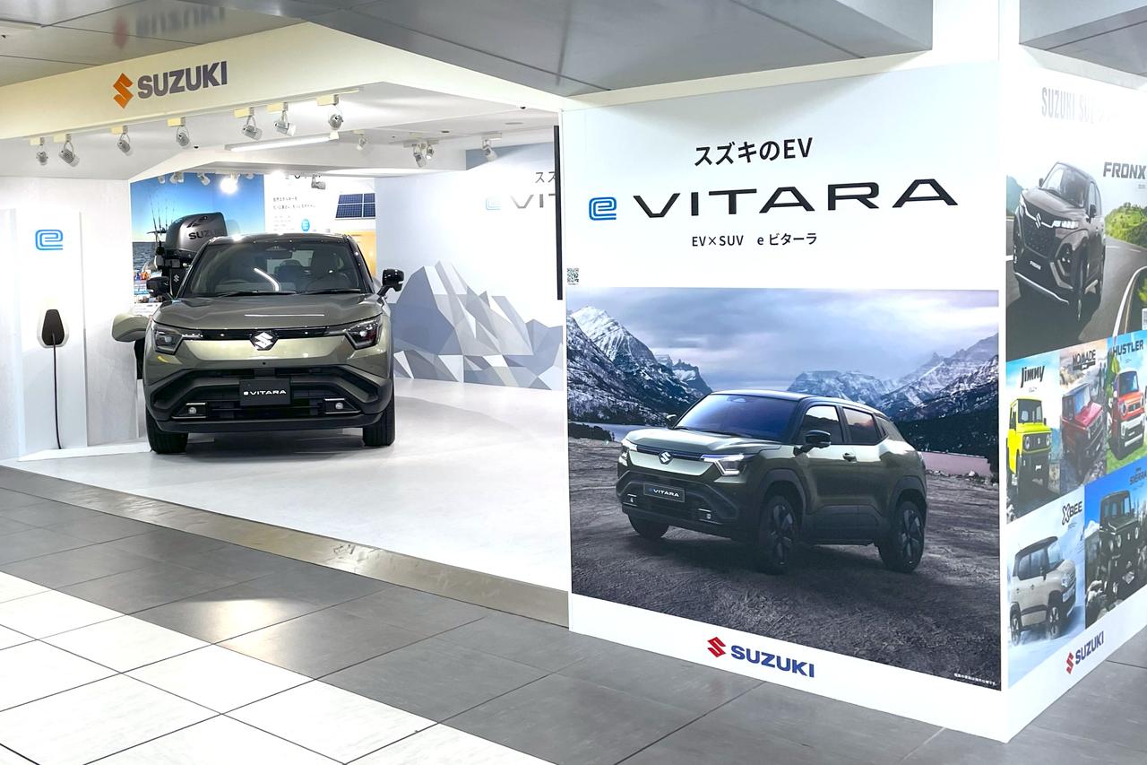 画像1: 新型400ccバイク『DR-Z4SM』がJR浜松駅・新幹線改札内に出現!
