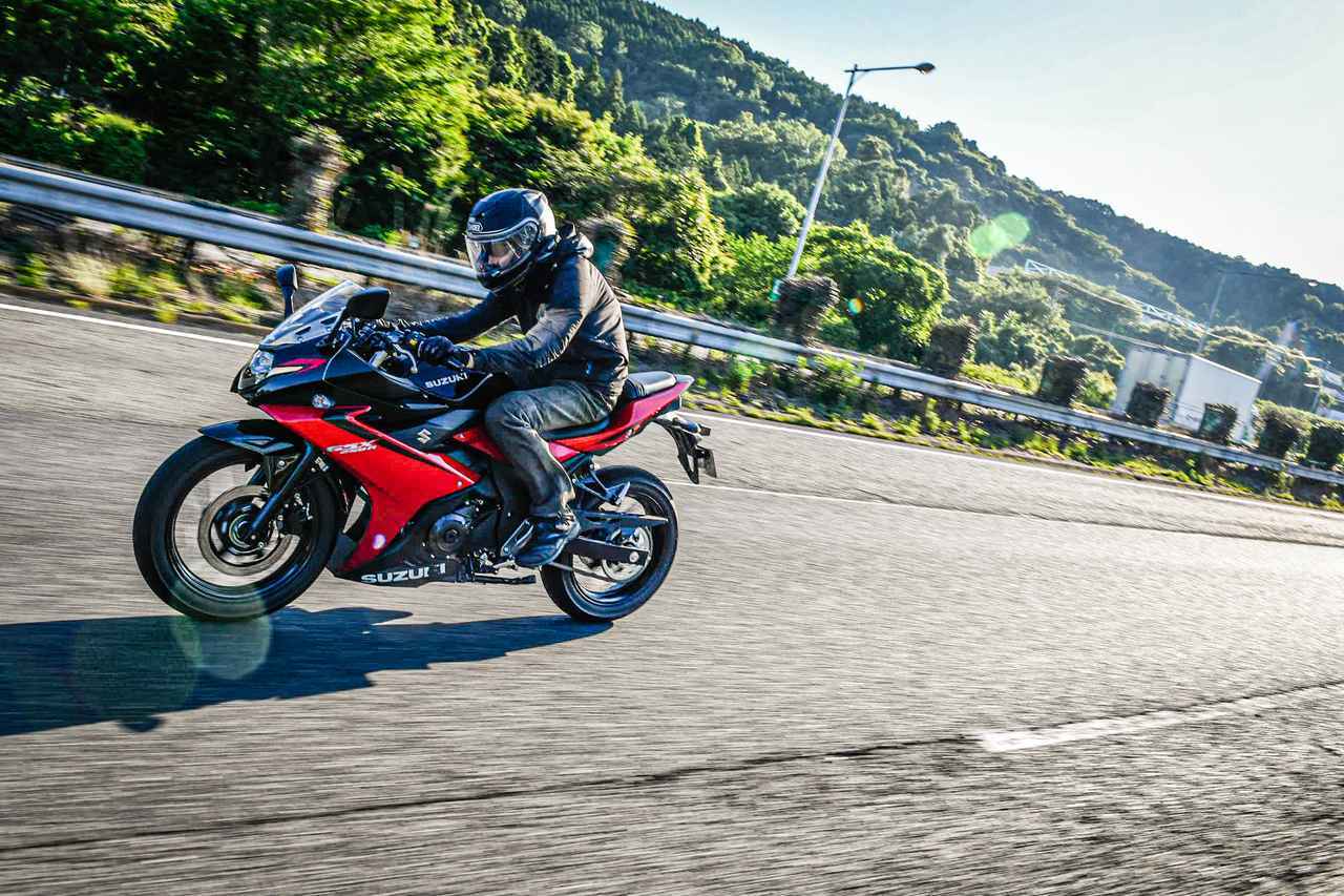 画像: GSX250Rの『ツーリングバイク』としての実力は？ 燃費や航続距離もだけど「高速道路での余裕」が250ccとは思えない!? - スズキのバイク！