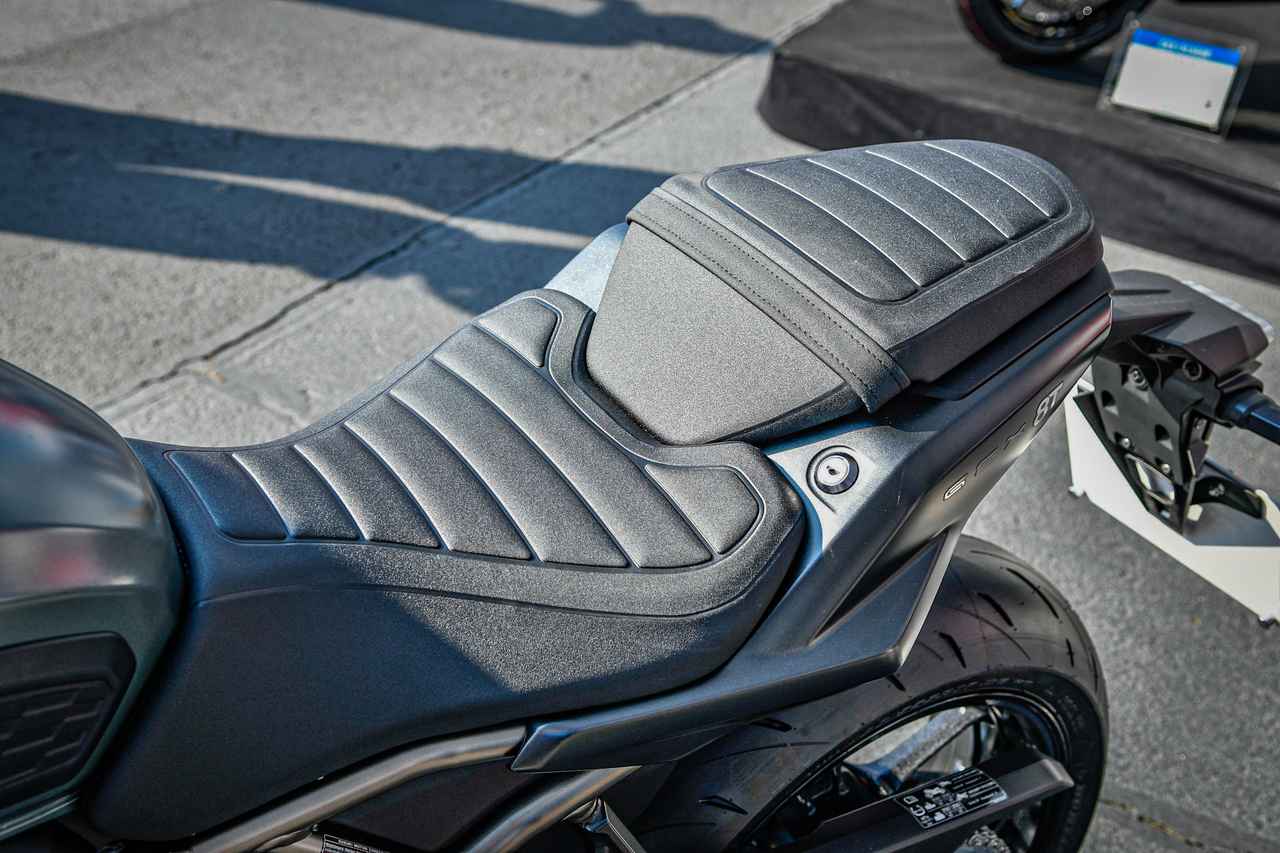 画像2: 【徹底チェック】新型「GSX-8T」と「GSX-8TT」の実車公開！ 細部までしっかりチェックしてみた！【スズキのバイク！ の耳よりニュース】