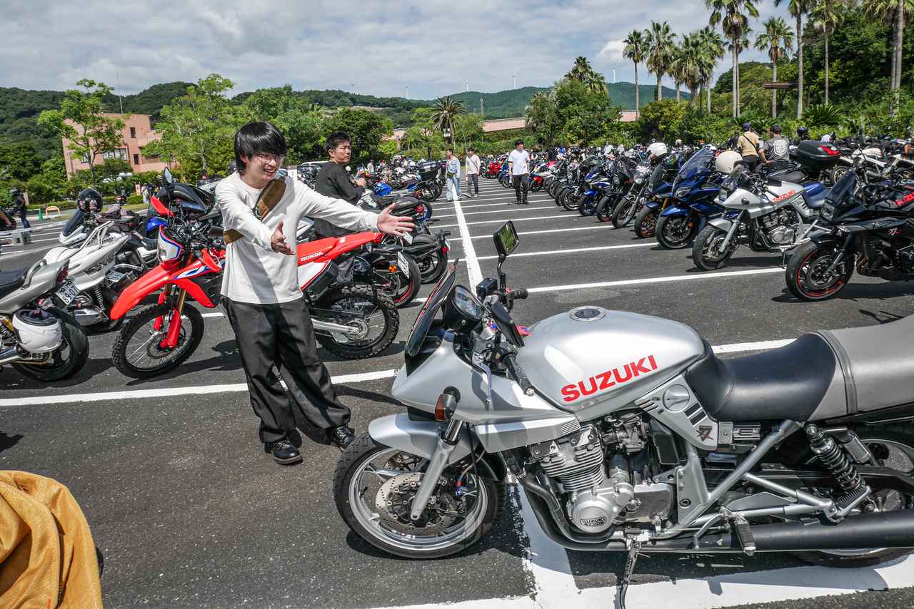 画像: ナナメ15語くらい。この角度が好きなんです!という酒井さん(←愛車自慢しあわせタイム中)