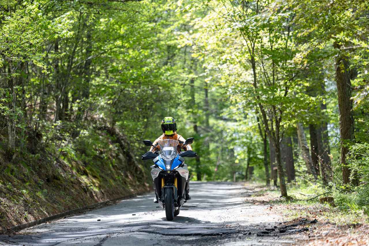 画像: スズキ『GSX-S1000GX』なら荒れた路面もなんのその！タンデムツーリングもワンランク上の快適さ！ - スズキのバイク！