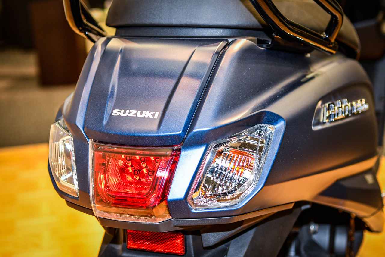 画像1: 【新旧比較】似ているようで全然違う!? 大幅リニューアルされた新型「アドレス125」を実車の撮り下ろしカットでじっくり見比べてみよう！ 【スズキのバイク！ の新旧比較】