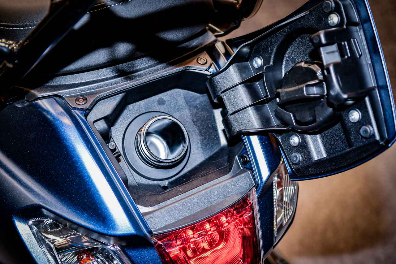 画像2: 【新旧比較】似ているようで全然違う!? 大幅リニューアルされた新型「アドレス125」を実車の撮り下ろしカットでじっくり見比べてみよう！ 【スズキのバイク！ の新旧比較】