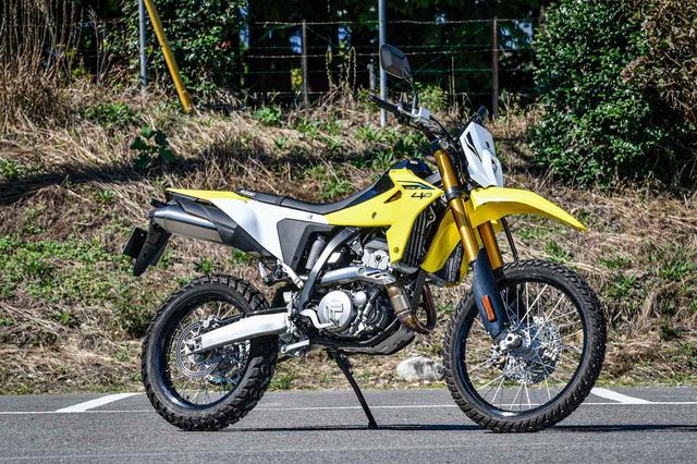新型『DR-Z4S』は400ccのバイクだけどオフロードでは「1000ccスーパー
