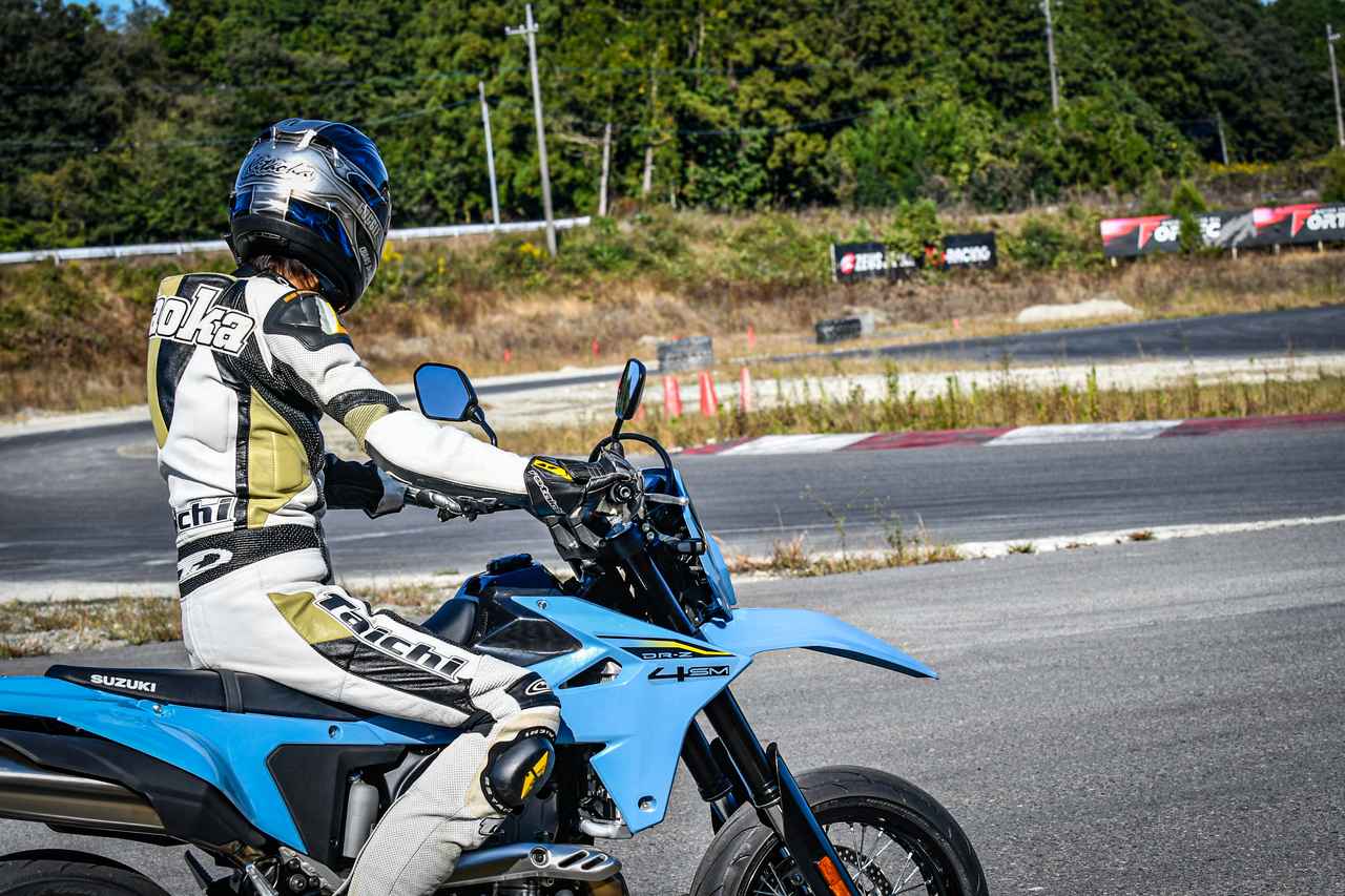 画像5: オフロードコースの『DR-Z4S』ハードコア体験から一転