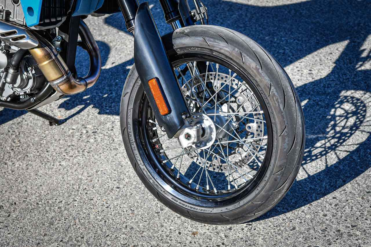 画像3: オフロード『DR-Z4S』とモタード『DR-Z4SM』はまるで違う