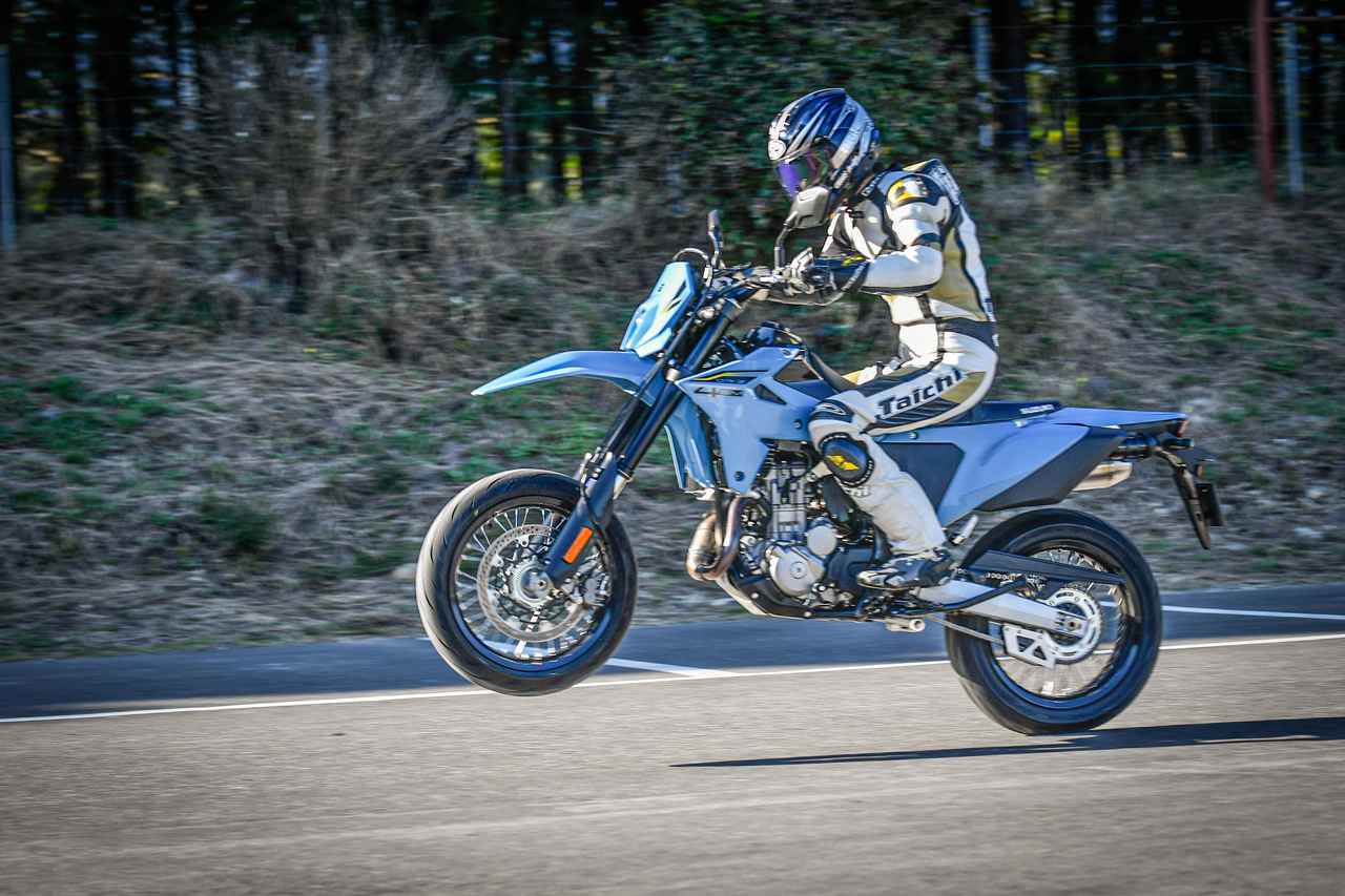 画像4: オフロードコースの『DR-Z4S』ハードコア体験から一転