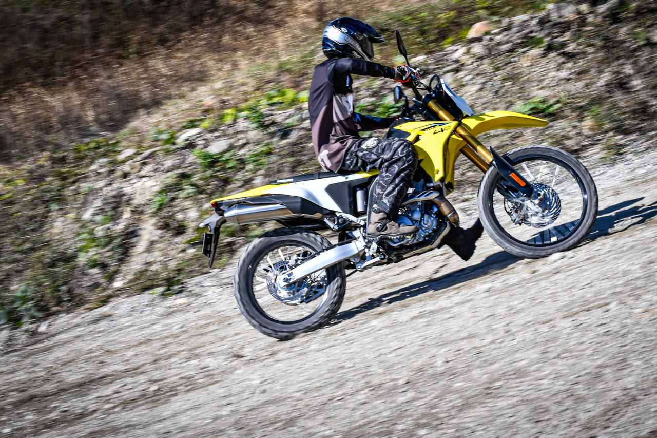 画像: 新型『DR-Z4S』の第一印象……オフロードコース限定では“ほぼエンデューロバイク”にしか思えないんだが…… - スズキのバイク!