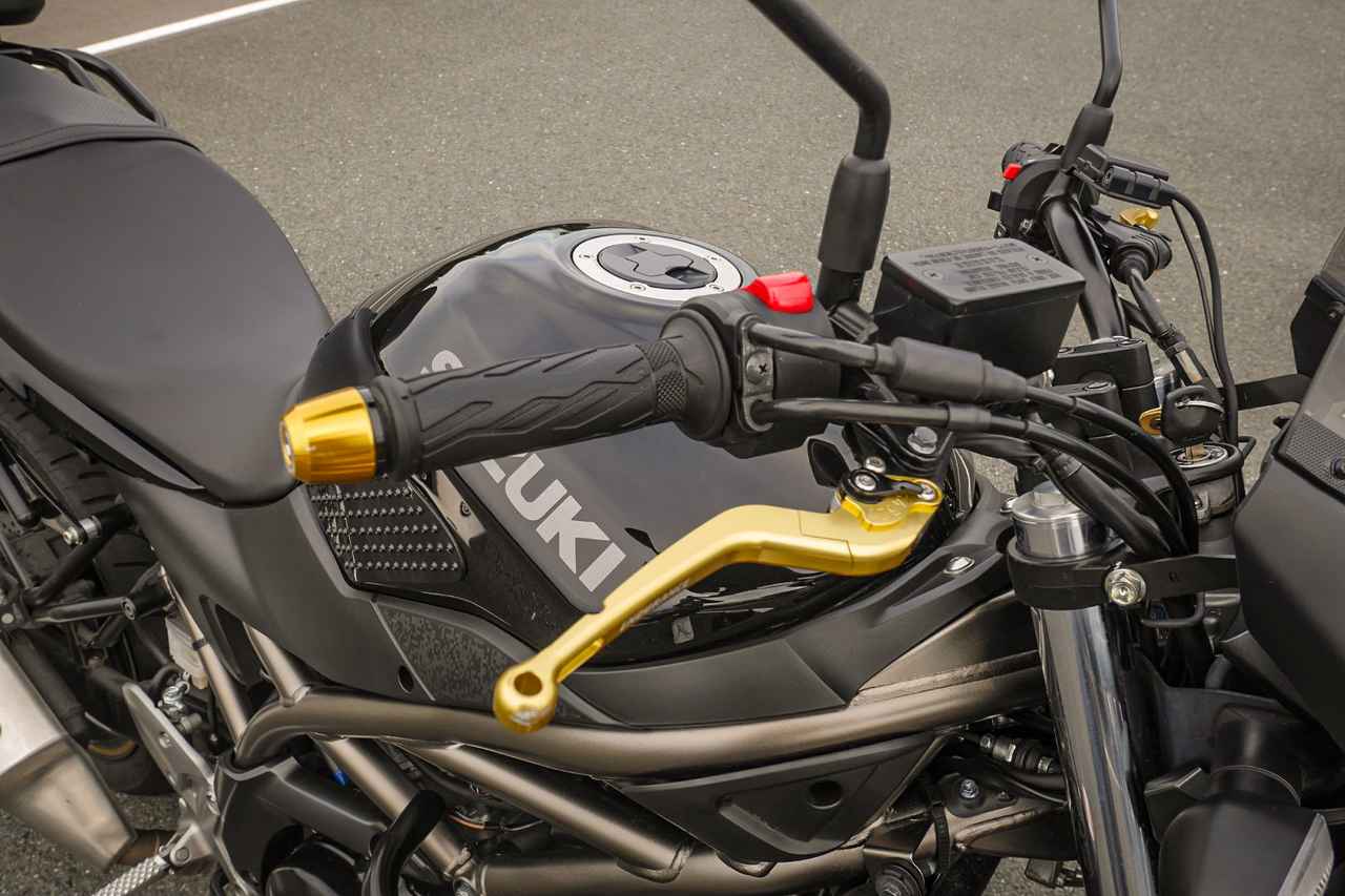 画像1: 【理想的バイクカップル説】毎週末ふたりで走る! しかも雨で乗れない時は『バイク用品店めぐり』が定番デートコースって何だそれ!?【SUZUKI HEROES! スズキ乗り突撃インタビュー】