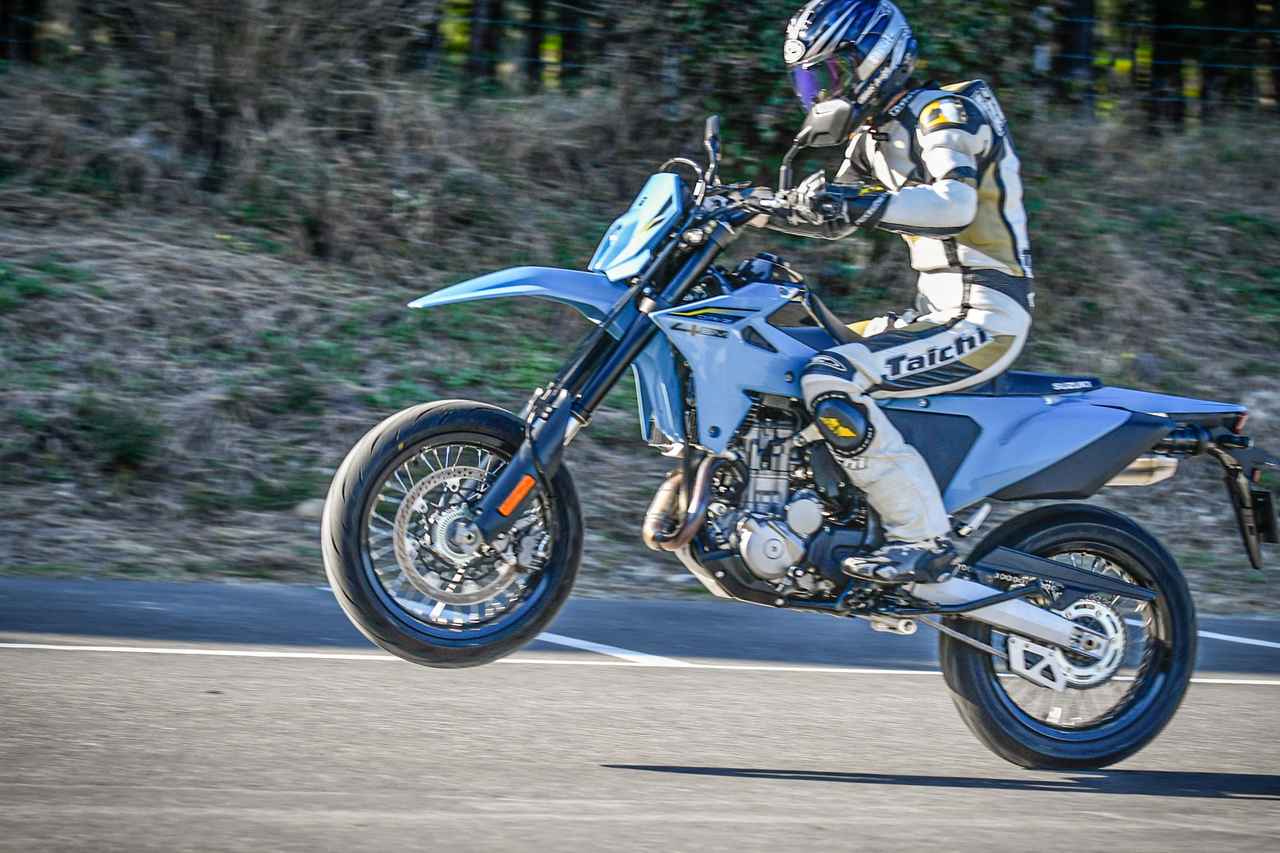 画像1: 新型モタード『DR-Z4SM』はフロントタイヤがあまりにも簡単に……オフロード『DR-Z4S』と真逆すぎる!? - スズキのバイク!