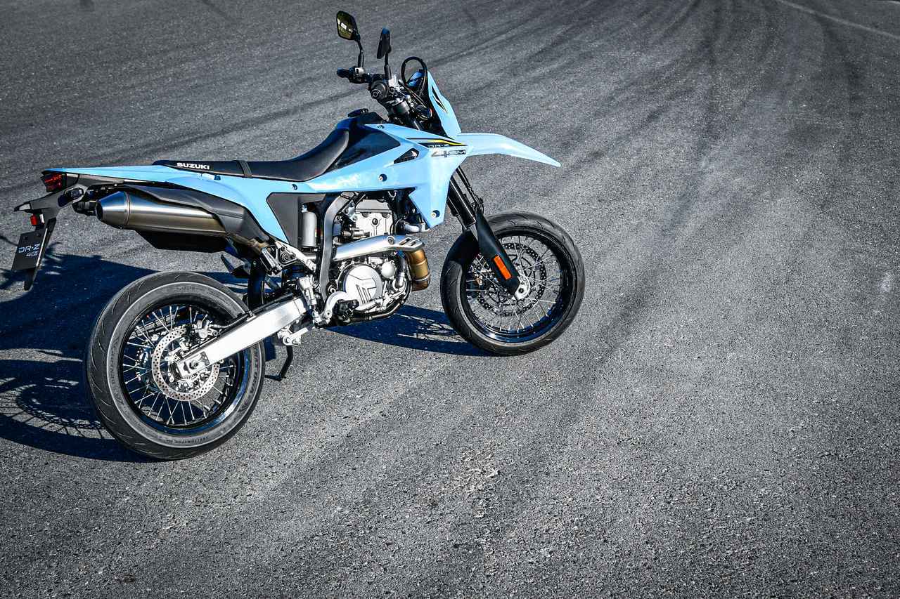 画像: 新型『DR-Z4SM』はモタードっていうより独自路線の「スズキ流400ccスーパースポーツ」だと考えるとしっくりくる - スズキのバイク！