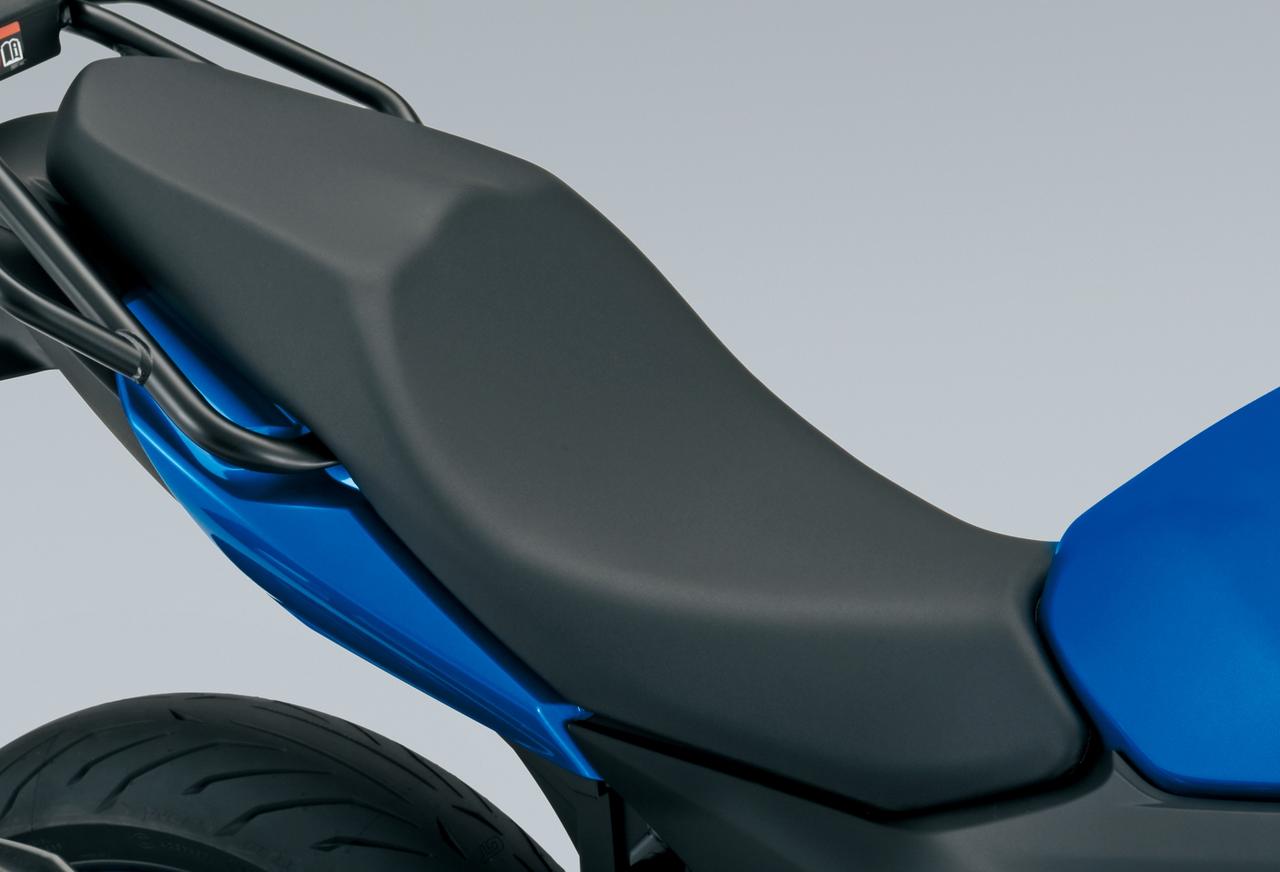 画像2: だけどSV-7GXは『足つき性』も安心のシート高!