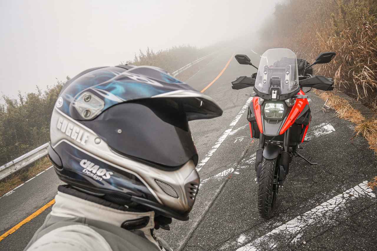 画像: スズキでいちばん『男らしいバイク』に『男らしい格好』でツーリングしてみたところ→真っ白になった - スズキのバイク!