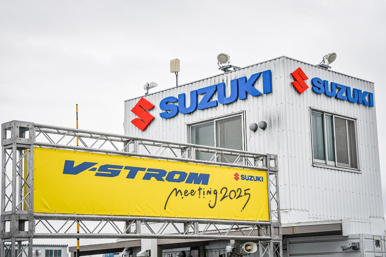 画像1: 未発表の「Vストローム250SX」新グラフィックも初公開! 悪天候にも強いVスト乗りが証明した“冒険心”の熱量