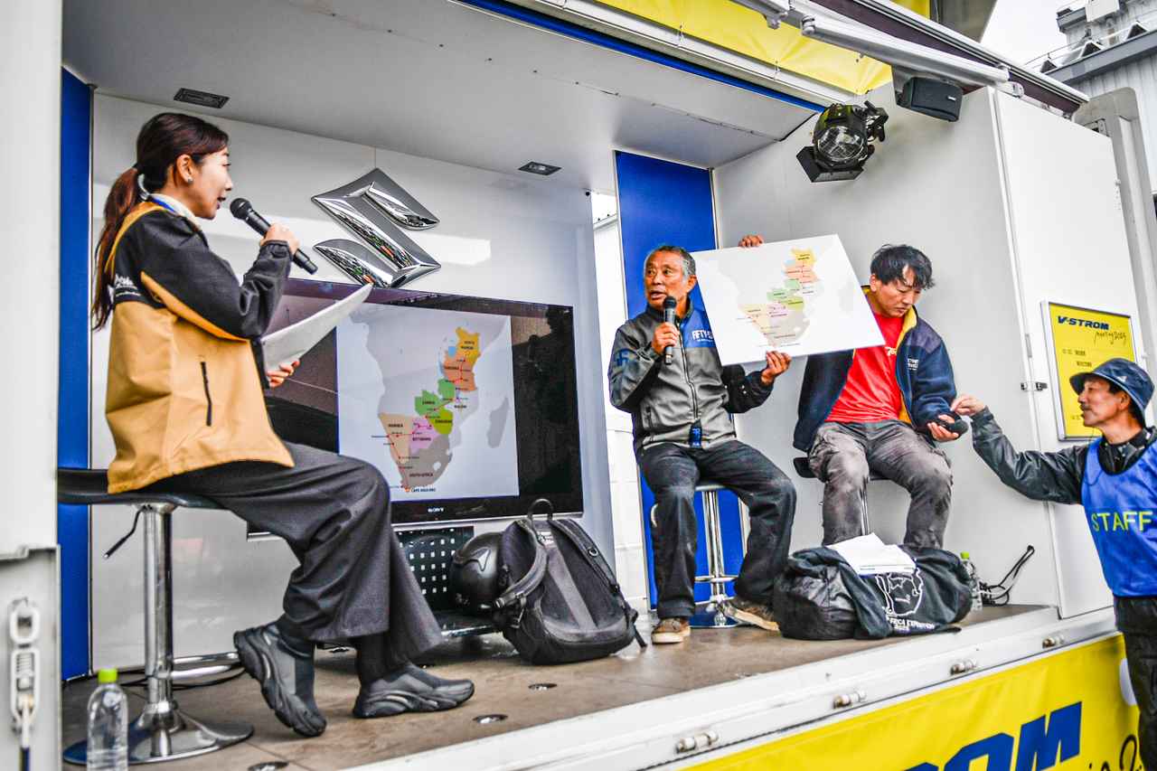 画像: トークショー第2部はアフリカ横断8000kmの旅から帰ってきたばかりの賀曽利隆さんらが登壇