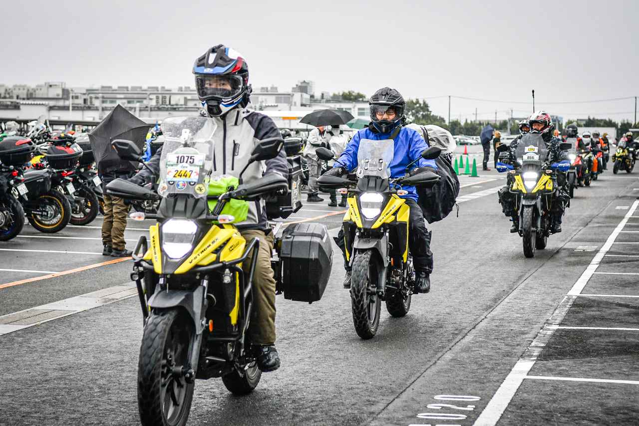 画像1: Vスト乗りは雨にも強い!「Vストローム250SX」の新色も初公開された『Vストロームミーティング2025』は悪天候を吹き飛ばす熱気!【スズキのバイク!のイベントニュース V-STROM MEETING 2025】