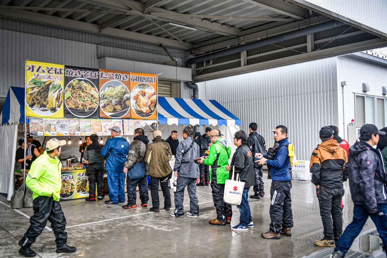 画像11: Vスト乗りは雨にも強い!「Vストローム250SX」の新色も初公開された『Vストロームミーティング2025』は悪天候を吹き飛ばす熱気!【スズキのバイク!のイベントニュース V-STROM MEETING 2025】