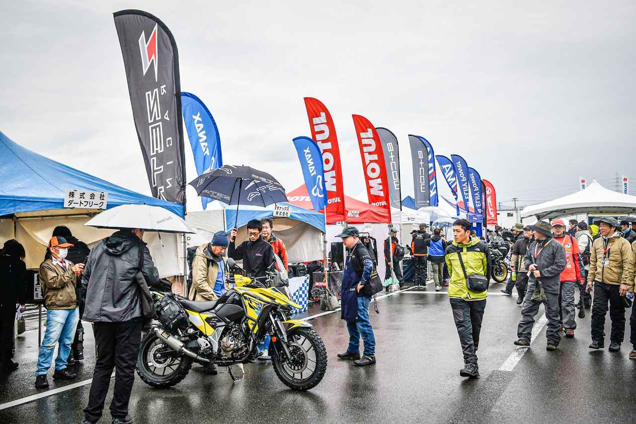 画像9: Vスト乗りは雨にも強い!「Vストローム250SX」の新色も初公開された『Vストロームミーティング2025』は悪天候を吹き飛ばす熱気!【スズキのバイク!のイベントニュース V-STROM MEETING 2025】