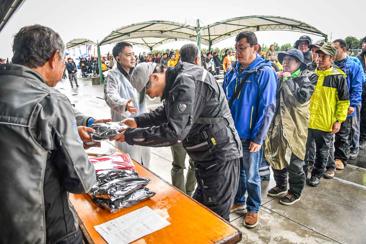 画像28: Vスト乗りは雨にも強い!「Vストローム250SX」の新色も初公開された『Vストロームミーティング2025』は悪天候を吹き飛ばす熱気!【スズキのバイク!のイベントニュース V-STROM MEETING 2025】