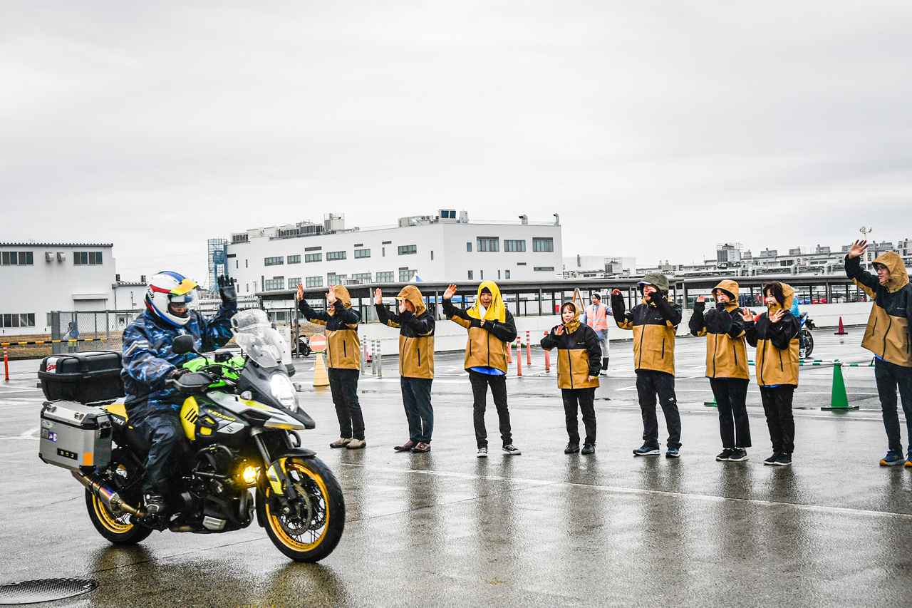 画像29: Vスト乗りは雨にも強い!「Vストローム250SX」の新色も初公開された『Vストロームミーティング2025』は悪天候を吹き飛ばす熱気!【スズキのバイク!のイベントニュース V-STROM MEETING 2025】