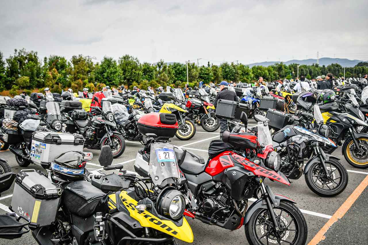 画像2: Vスト乗りは雨にも強い!「Vストローム250SX」の新色も初公開された『Vストロームミーティング2025』は悪天候を吹き飛ばす熱気!【スズキのバイク!のイベントニュース V-STROM MEETING 2025】