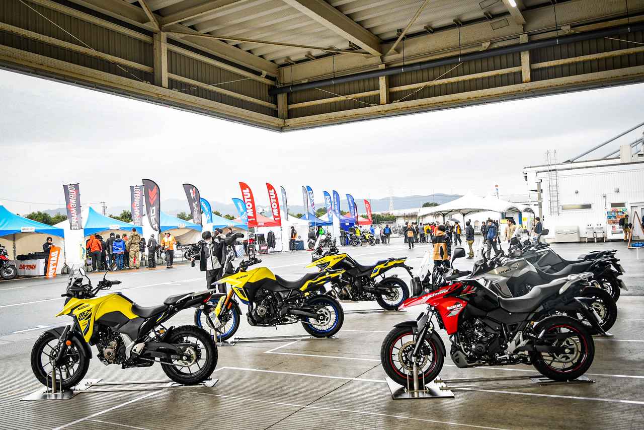 画像: 最新のVストロームシリーズ展示には「Vストローム250SX」のニューカラーも!