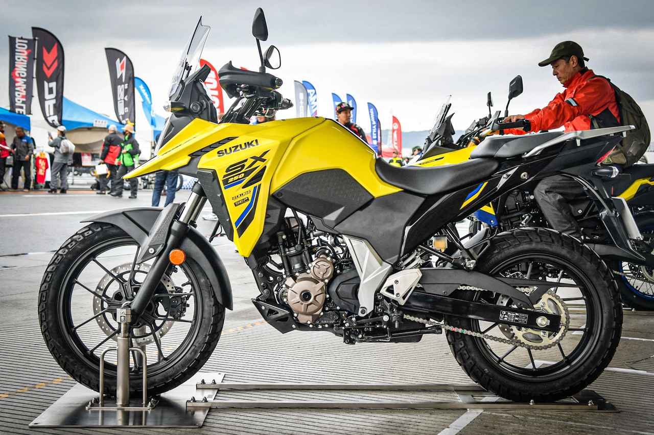 画像6: Vスト乗りは雨にも強い!「Vストローム250SX」の新色も初公開された『Vストロームミーティング2025』は悪天候を吹き飛ばす熱気!【スズキのバイク!のイベントニュース V-STROM MEETING 2025】