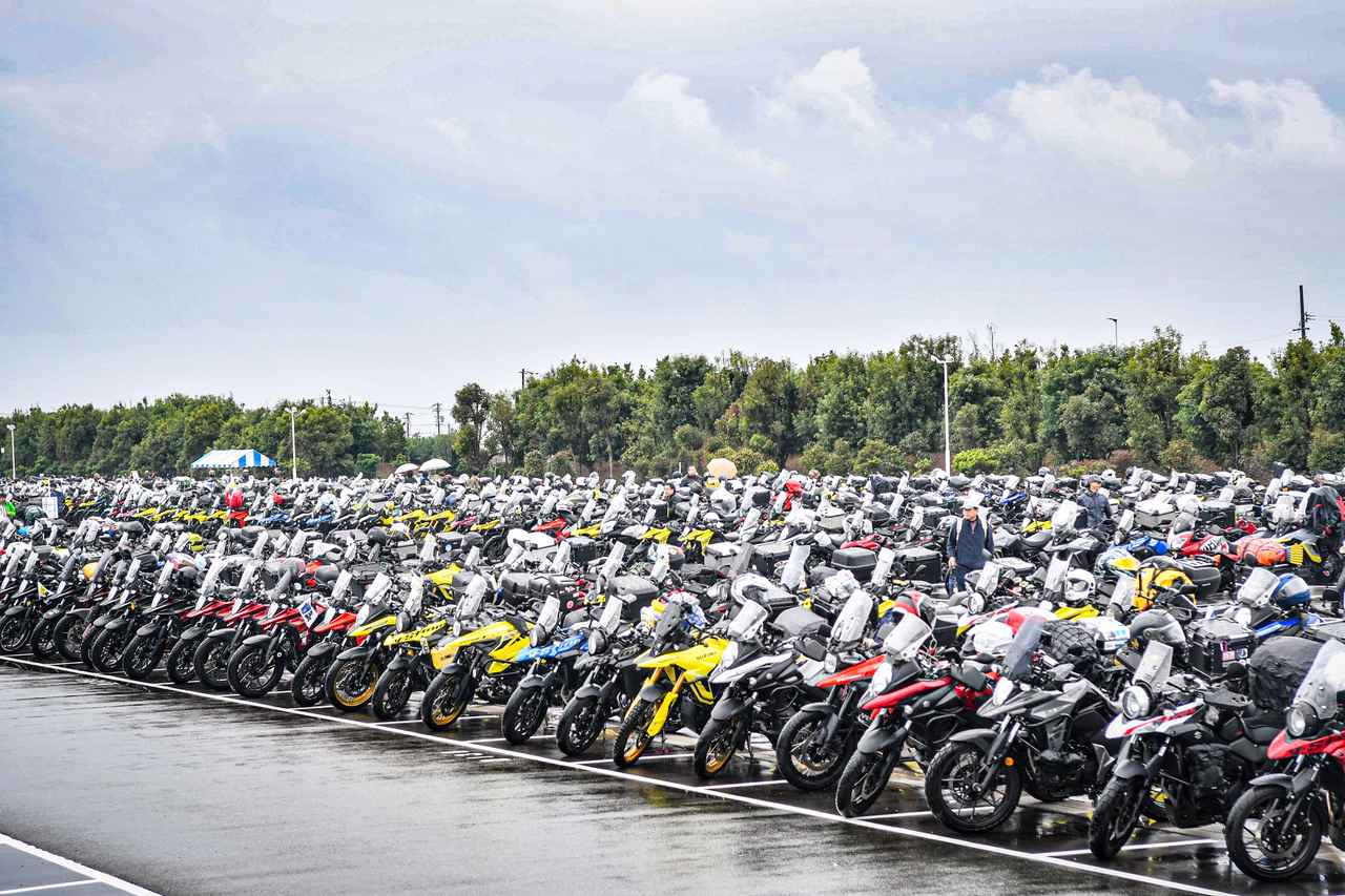 画像3: Vスト乗りは雨にも強い!「Vストローム250SX」の新色も初公開された『Vストロームミーティング2025』は悪天候を吹き飛ばす熱気!【スズキのバイク!のイベントニュース V-STROM MEETING 2025】