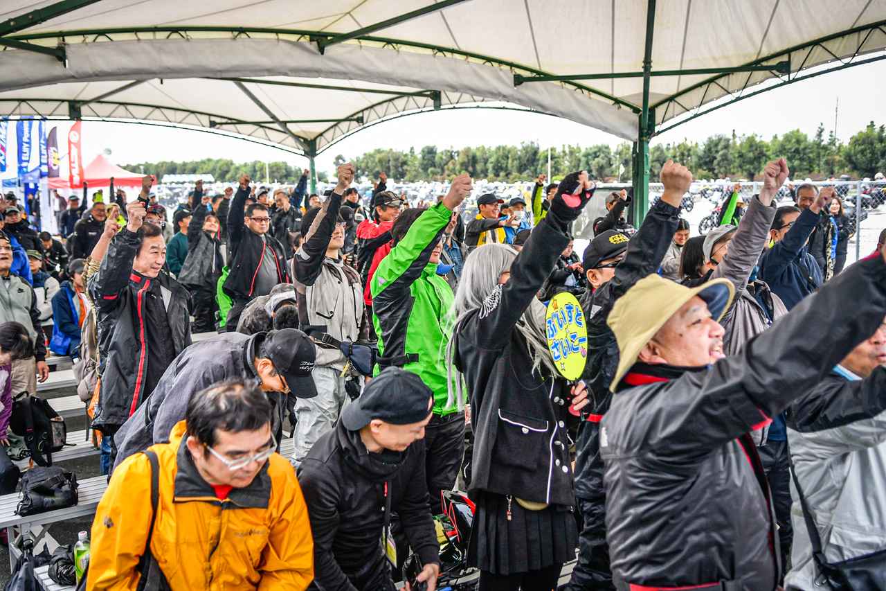 画像27: Vスト乗りは雨にも強い!「Vストローム250SX」の新色も初公開された『Vストロームミーティング2025』は悪天候を吹き飛ばす熱気!【スズキのバイク!のイベントニュース V-STROM MEETING 2025】