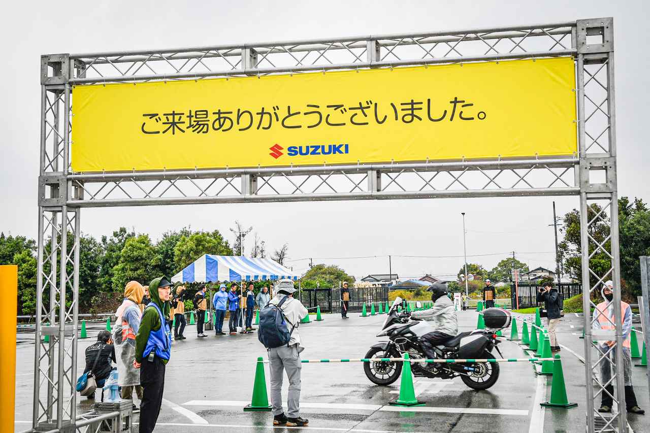 画像30: Vスト乗りは雨にも強い!「Vストローム250SX」の新色も初公開された『Vストロームミーティング2025』は悪天候を吹き飛ばす熱気!【スズキのバイク!のイベントニュース V-STROM MEETING 2025】