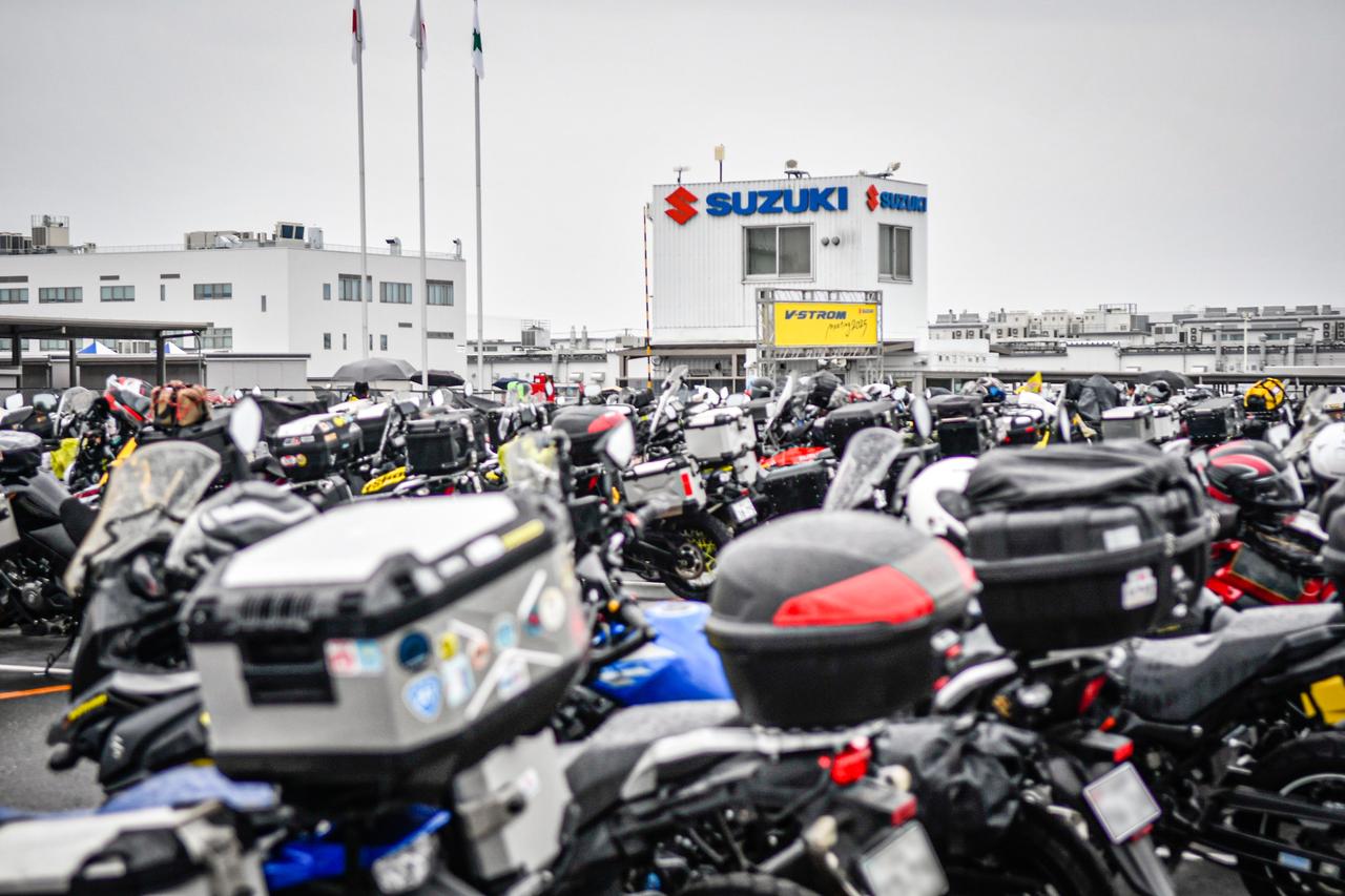 画像2: 未発表の「Vストローム250SX」新グラフィックも初公開! 悪天候にも強いVスト乗りが証明した“冒険心”の熱量