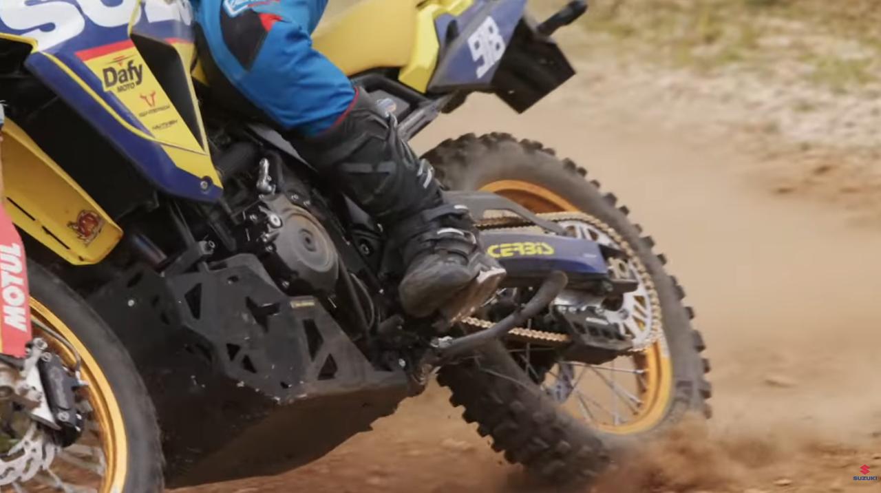 画像9: 大型バイク『Vストローム800DE』でガチのモトクロスって!? スズキのアドベンチャーバイクが秘めたオフロード性能が想像以上すぎた……【スズキのバイク！の動画ニュース】
