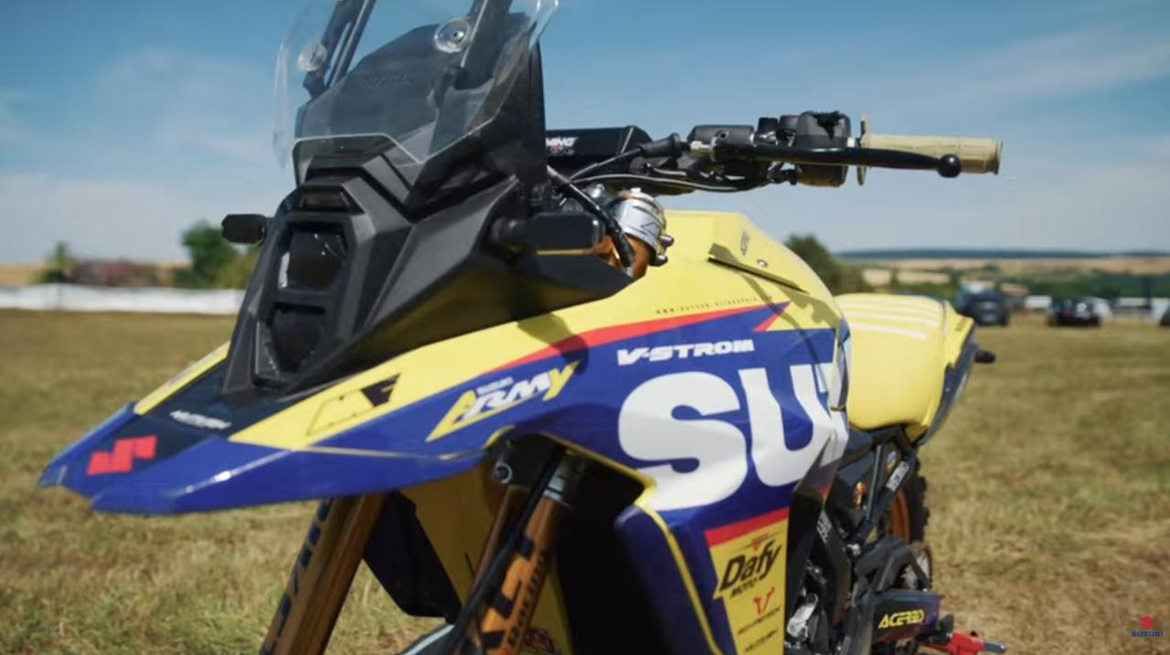 画像1: 大型バイク『Vストローム800DE』でガチのモトクロスって!? スズキのアドベンチャーバイクが秘めたオフロード性能が想像以上すぎた……【スズキのバイク！の動画ニュース】