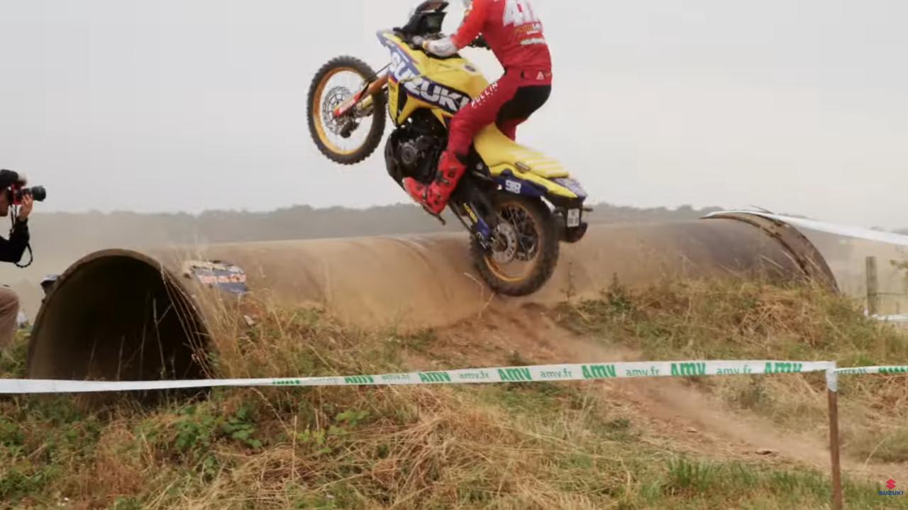 画像8: 大型バイク『Vストローム800DE』でガチのモトクロスって!? スズキのアドベンチャーバイクが秘めたオフロード性能が想像以上すぎた……【スズキのバイク！の動画ニュース】