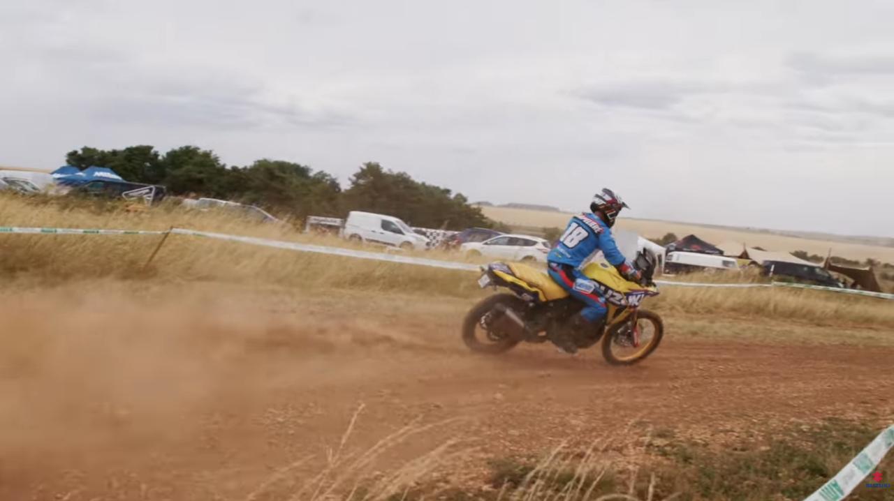 画像11: 大型バイク『Vストローム800DE』でガチのモトクロスって!? スズキのアドベンチャーバイクが秘めたオフロード性能が想像以上すぎた……【スズキのバイク！の動画ニュース】