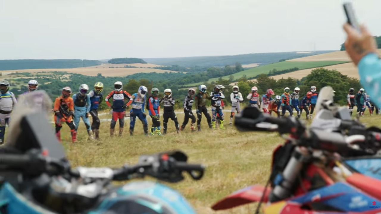 画像6: 大型バイク『Vストローム800DE』でガチのモトクロスって!? スズキのアドベンチャーバイクが秘めたオフロード性能が想像以上すぎた……【スズキのバイク！の動画ニュース】