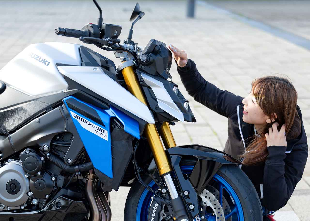 画像: 【乗りやすい?】スズキ『 GSX-S1000』は女子でも足つきがいいし、意外と気軽に走れてしまう? - スズキのバイク!