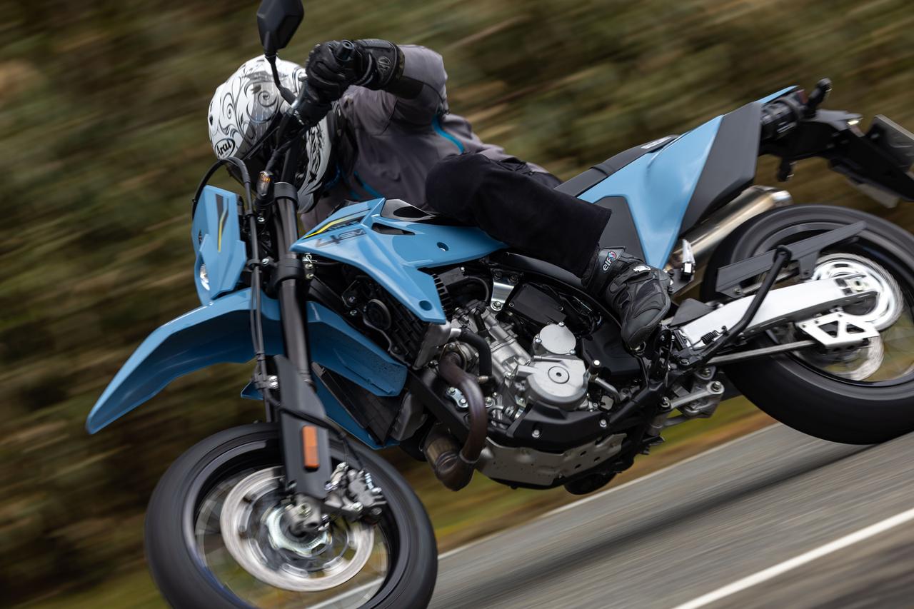 画像2: DR-Z4SMほど突出したバイクは珍しいと思う