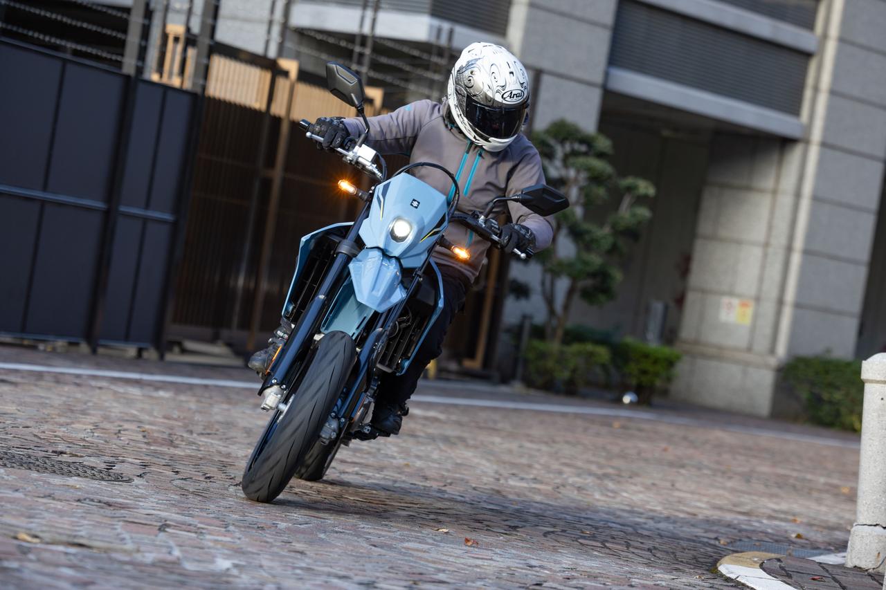 画像1: はじめて公道で新型『DR-Z4SM』に乗った感想→サーキットと印象がまるで違うんだが…… - スズキのバイク！