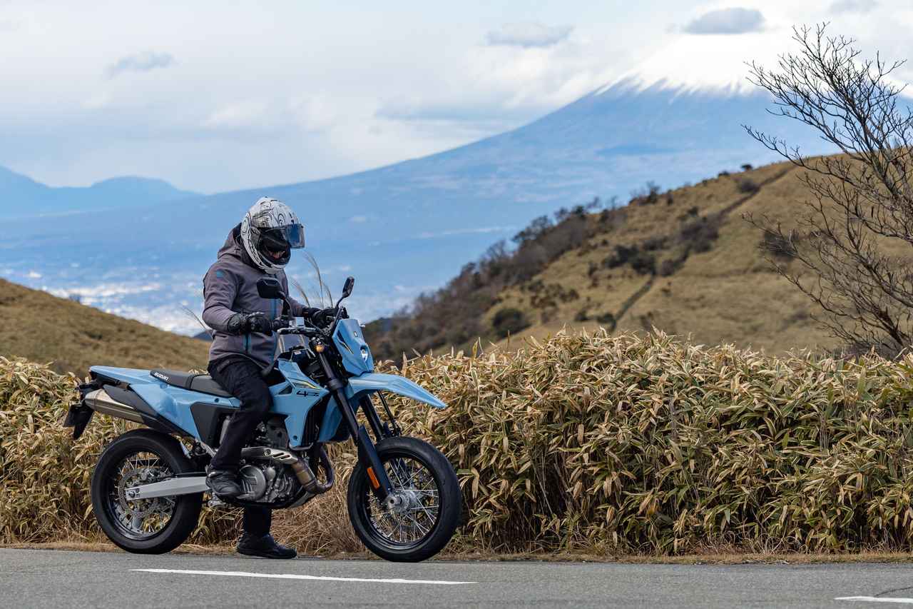 画像: スズキの『DR-Z4SM』は400cc最強バイクの一角だ！ 実走の燃費は？ - スズキのバイク！