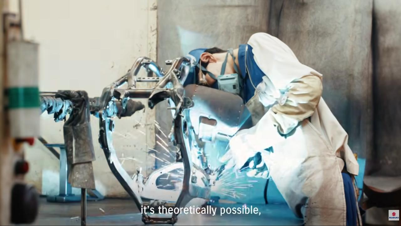 画像1: 【必見】こんなの見せて大丈夫⁉︎ 新型『DR-Z4S』や『GSX-R1000/R』のフレームやエンジン製造の現場がみられるムービーが貴重すぎる！【スズキのバイク！の耳寄りニュース】