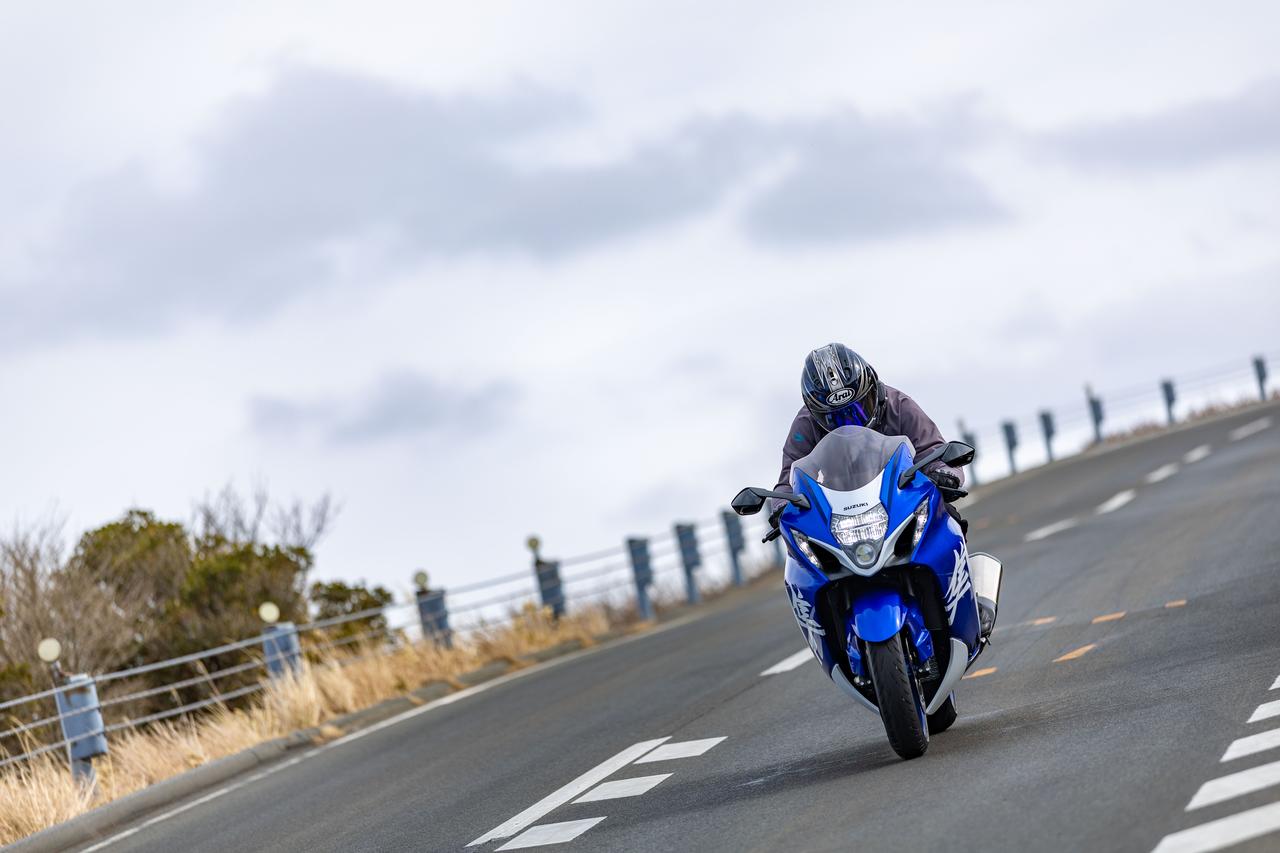 画像3: 排気量1340cc/188馬力の『隼』で1速を使って峠を走る!?