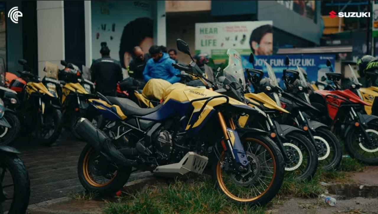 画像1: あいにくの雨でもみんなで走れば楽しい!? 250ccバイク『Vストローム250SX』の万能性があればツーリングはいつだって最高の旅の思い出に！【スズキのバイク！の動画ニュース】