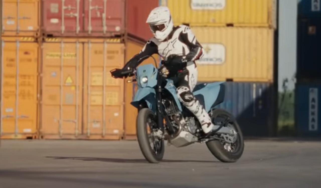 画像5: 【限界走行】新型400cc『DR-Z4SM』の登場で再熱！ でも「スーパーモタードってなに？」と思ったらこの動画を見れば全部スッキリ!?【スズキのバイク！の動画ニュース】
